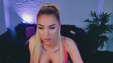 Snapshot of blondiexstar chatting on April 2026 07:11:02 PM Kiki online show from April 2026 07:11:02 PM
