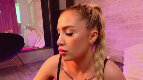 Snapshot of blondiexstar chatting on May 2026 04:43:01 AM Kiki online show from May 2026 04:43:01 AM