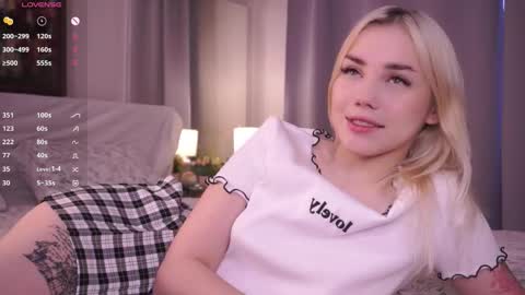 Snapshot of blue_bow chatting on December 2025 05:58:02 AM Adeline online show from December 2025 05:58:02 AM