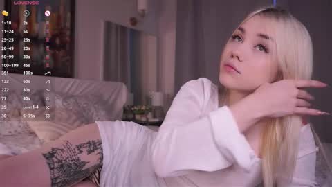 Snapshot of blue_bow chatting on December 2025 06:31:02 AM Adeline online show from December 2025 06:31:02 AM