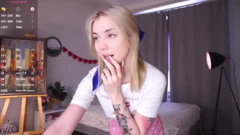 Snapshot of blue_bow chatting on February 2026 06:25:02 AM Adeline online show from February 2026 06:25:02 AM