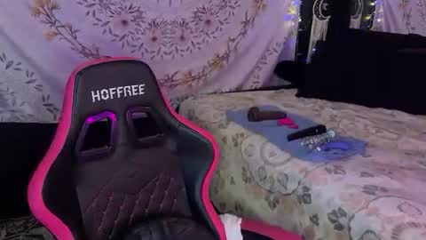 BossMom online show from October 2025 06:03:02 PM