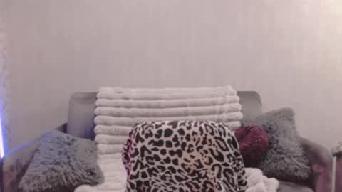 bri_fox online show from November 2025 08:14:01 PM