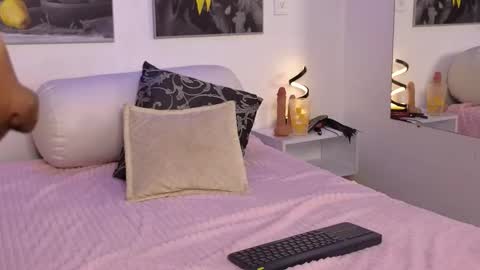 Briana Giil online show from November 2025 08:00:01 PM