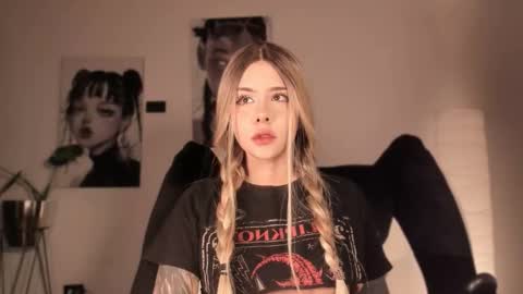 Nat  Independent model  Please help me to reach 200 thumbs up online show from February 2026 02:53:02 AM