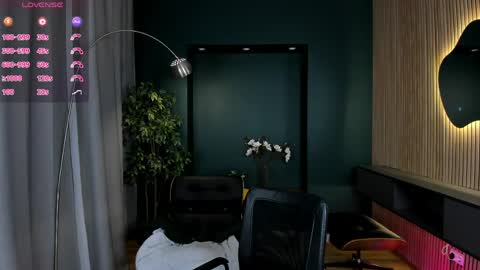 Snapshot of c_moonie_ chatting on June 2026 08:45:01 PM Polly online show from June 2026 08:45:01 PM