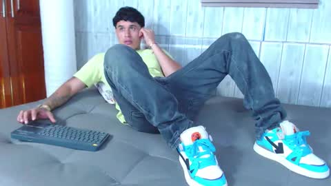 calvin913 online show from November 2025 10:54:01 PM