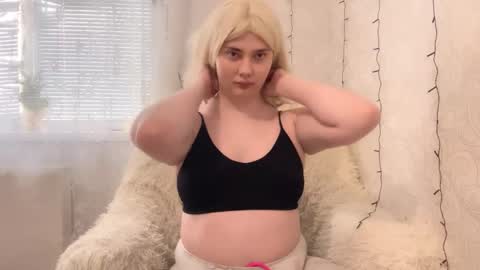 Snapshot of camgirl_xx chatting on January 2025 08:24:01 AM Marta online show from January 2025 08:24:01 AM