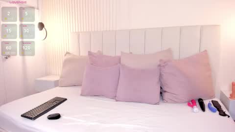 Camila  online show from November 2025 11:42:01 AM