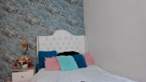 C A M I L L E N    Help me get to the top online show from January 2025 08:00:02 PM