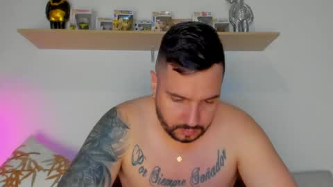 camilo_restrepo21 online show from October 2025 11:42:02 PM