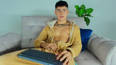 Snapshot of camilo_xcam chatting on October 2025 08:06:02 PM CAMILO online show from October 2025 08:06:02 PM