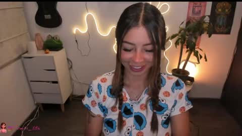 Snapshot of candyxpeach chatting on May 2026 01:43:02 AM Camilla online show from May 2026 01:43:02 AM