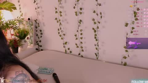 Snapshot of carlymilton chatting on April 2026 09:32:02 PM Carly online show from April 2026 09:32:02 PM