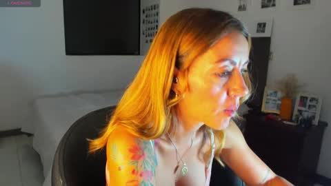 carolina_zaens online show from December 2025 11:25:02 PM