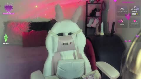 Snapshot of caroline_lenox chatting on February 2025 05:11:02 AM Caroline Lenox online show from February 2025 05:11:02 AM