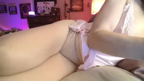 Snapshot of catnips_cabaret chatting on June 2026 01:56:01 AM some call me djcatnips some call me CC but i love it when you call me miss catnips online show from June 2026 01:56:01 AM