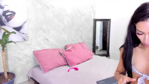 Snapshot of chanel_munoz chatting on November 2025 04:05:01 AM online show from November 2025 04:05:01 AM