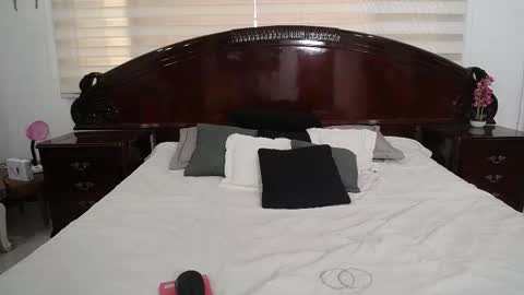 Charlotte   online show from November 2025 07:07:02 PM