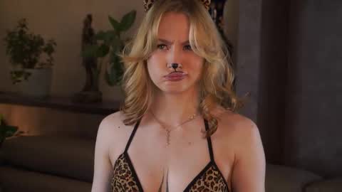 LorenLinda online show from October 2025 04:15:01 AM
