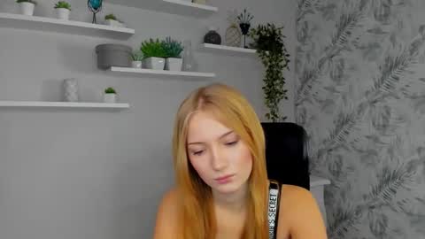 Snapshot of chloeblonde18 chatting on November 2025 07:31:02 AM Chloe online show from November 2025 07:31:02 AM