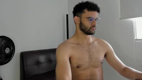 Im Chirs IM MODEL INDEPENDT online show from September 2025 03:35:02 PM