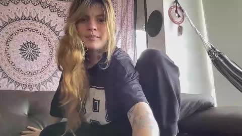 Snapshot of christine_f chatting on October 2025 06:07:02 PM Val riess -- Instagram free online show from October 2025 06:07:02 PM