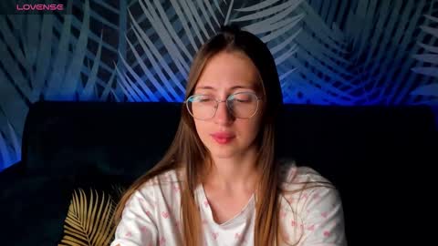 Snapshot of christycrayme chatting on October 2025 04:01:01 AM ChristyCrayme online show from October 2025 04:01:01 AM