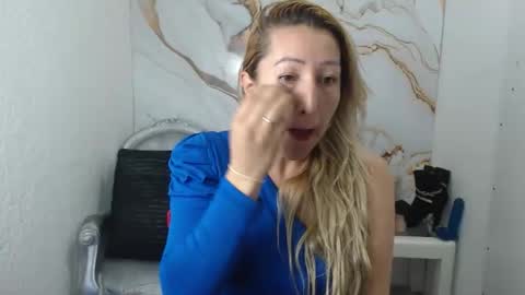 chrystal hotty online show from September 2025 01:02:02 PM