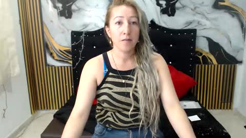 chrystal hotty online show from October 2025 01:50:01 PM