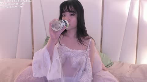 Snapshot of clara_chan chatting on October 2025 04:00:02 AM IG online show from October 2025 04:00:02 AM