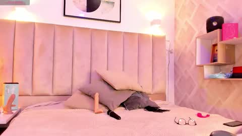 clhoe_johnson_ online show from November 2025 01:00:01 PM