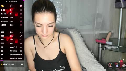 Mia online show from November 2025 05:35:02 AM