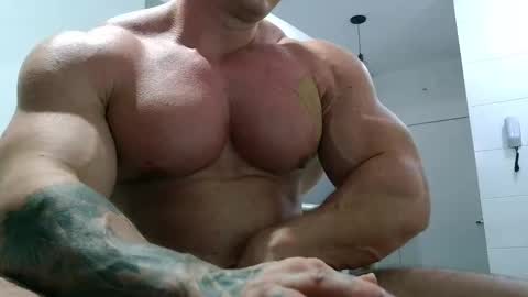 Snapshot of couplemuscle40 chatting on October 2025 01:36:02 AM couplemuscle40 online show from October 2025 01:36:02 AM