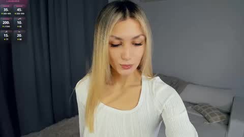 Snapshot of crazy_selfi chatting on February 2025 09:05:02 PM Emma online show from February 2025 09:05:02 PM