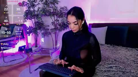 Snapshot of creamyinkk chatting on November 2025 08:04:01 AM Sophie online show from November 2025 08:04:01 AM