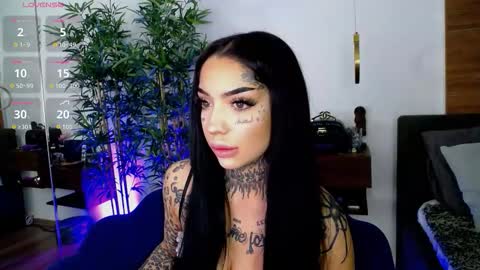 Snapshot of creamyinkk chatting on November 2025 07:10:01 AM Sophie online show from November 2025 07:10:01 AM