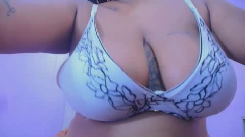 Snapshot of cristal_hott01 chatting on October 2025 08:40:01 PM Cristal online show from October 2025 08:40:01 PM