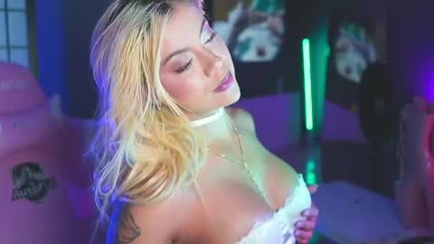 Laura online show from December 2025 12:18:02 AM