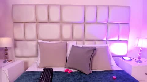 cristallwilliams online show from December 2025 08:15:01 PM