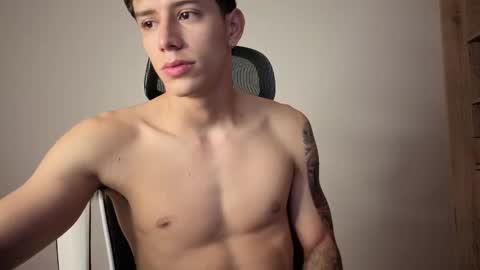 cristopher23  online show from December 2025 10:33:01 AM