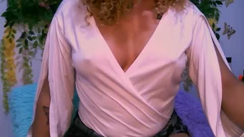 Snapshot of crysrus chatting on October 2025 12:42:01 AM crysrus online show from October 2025 12:42:01 AM