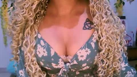 Snapshot of crysrus chatting on November 2025 01:05:02 AM crysrus online show from November 2025 01:05:02 AM