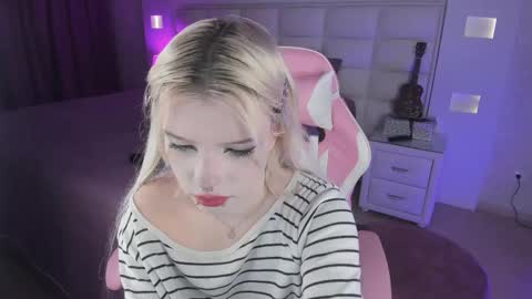 Snapshot of cuddly_kitten chatting on September 2025 10:12:02 PM Cuddly Kitten online show from September 2025 10:12:02 PM