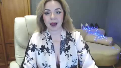 cute_phoenix online show from June 2026 07:17:01 PM