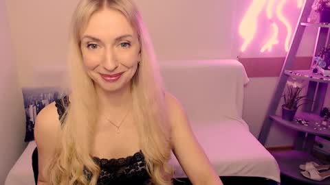 cute_smile_shy online show from February 2026 11:01:01 PM