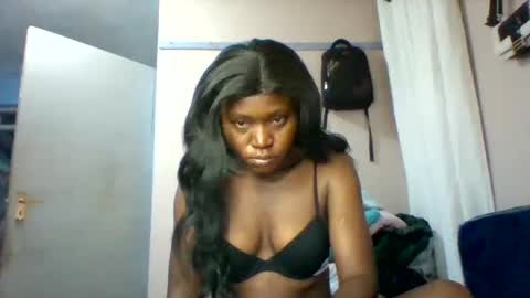 Snapshot of cutezola chatting on December 2025 03:03:01 AM cutezola online show from December 2025 03:03:01 AM