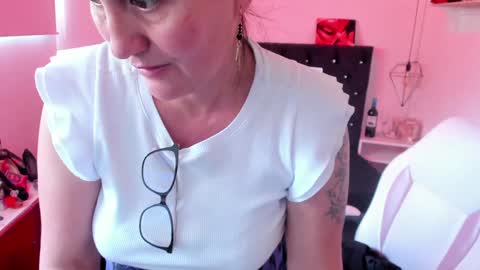 Snapshot of d_martii chatting on January 2025 06:32:02 PM Mia online show from January 2025 06:32:02 PM