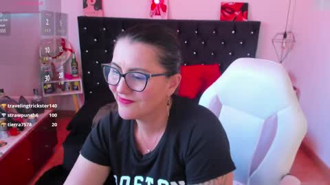 Snapshot of d_martii chatting on January 2025 05:48:01 PM Mia online show from January 2025 05:48:01 PM