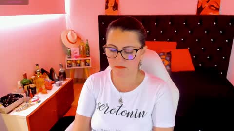 Snapshot of d_martii chatting on January 2025 06:03:02 PM Mia online show from January 2025 06:03:02 PM